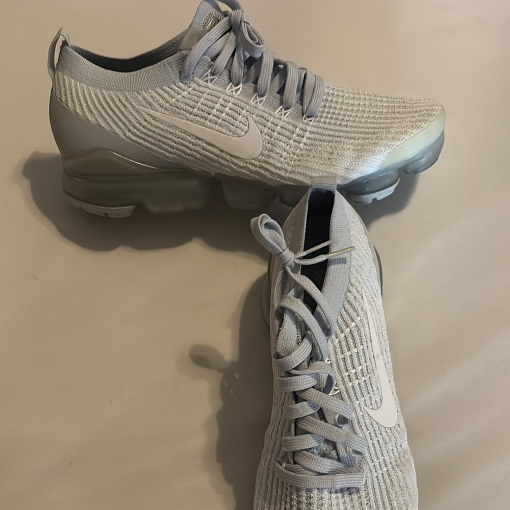 Nike Gray Athletic Shoes with Knit Design and Cushioning